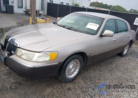 1999 Lincoln Town Car Executive z USA, uszkodzony, nr VIN 1LNHM81W1XY638614